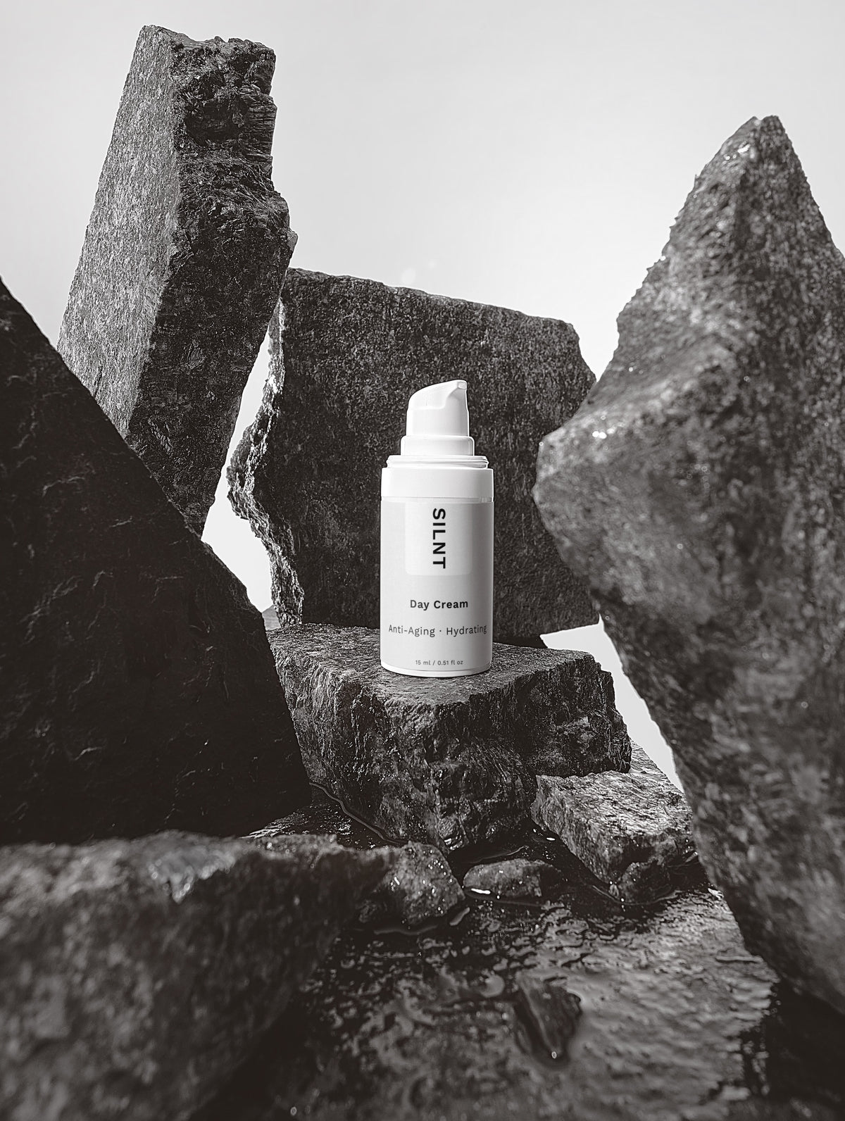 SILNT Day Cream 15 ml on dark stone